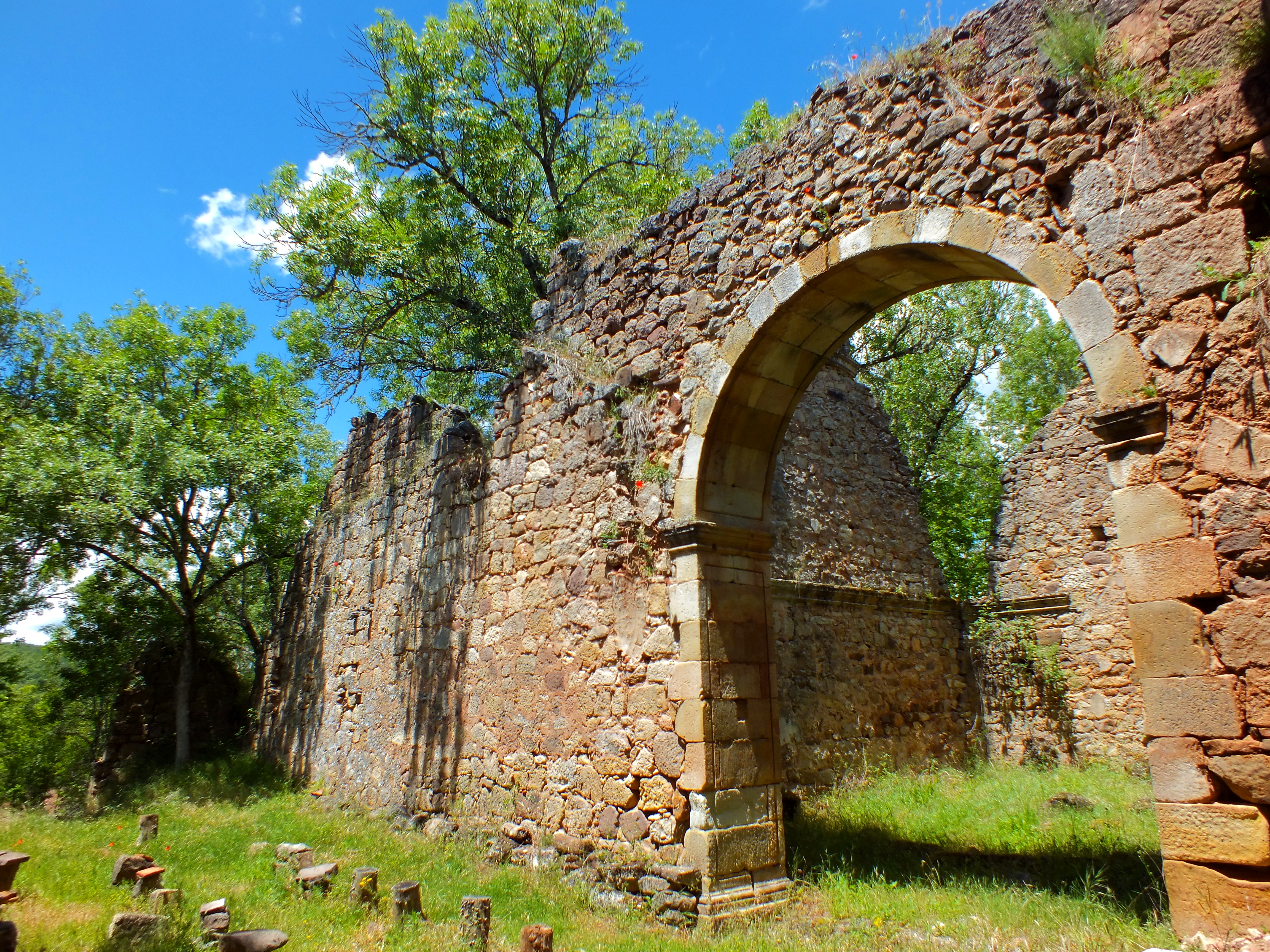 Caminando entre ruinas